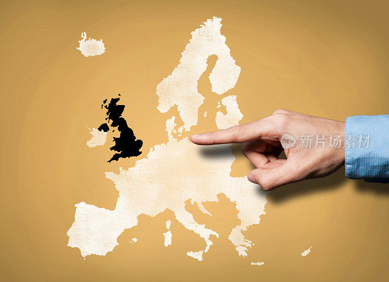 欧盟地图上显示的男性手/英国脱欧/黄色板概念(点击查看更多)